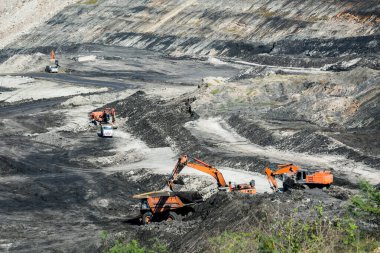 Kömür madeninde çalışan maden kamyonları ülkede elektrik üretimi için kullanılıyor..
