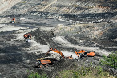 Kömür madeninde çalışan maden kamyonları ülkede elektrik üretimi için kullanılıyor..