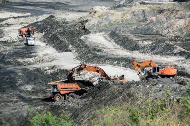 Kömür madeninde çalışan maden kamyonları ülkede elektrik üretimi için kullanılıyor..