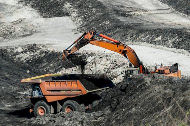 Kömür madeninde çalışan maden kamyonları ülkede elektrik üretimi için kullanılıyor..