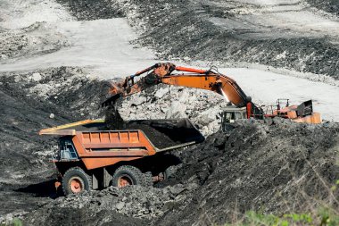 Kömür madeninde çalışan maden kamyonları ülkede elektrik üretimi için kullanılıyor..