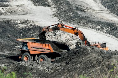 Kömür madeninde çalışan maden kamyonları ülkede elektrik üretimi için kullanılıyor..