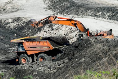 Kömür madeninde çalışan maden kamyonları ülkede elektrik üretimi için kullanılıyor..