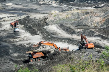 Kömür madeninde çalışan maden kamyonları ülkede elektrik üretimi için kullanılıyor..