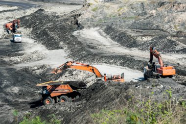 Kömür madeninde çalışan maden kamyonları ülkede elektrik üretimi için kullanılıyor..