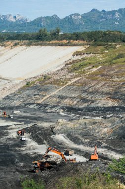Kömür madeninde çalışan maden kamyonları ülkede elektrik üretimi için kullanılıyor..