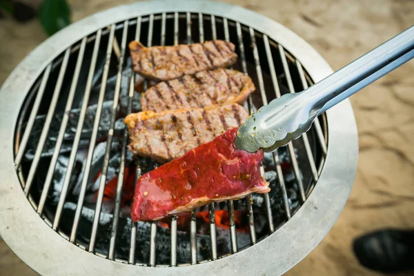 Barbekü Izgarasında Biftek Pişirilmiş Akşam Yemeği Seçici Odaklanma — Stok fotoğraf