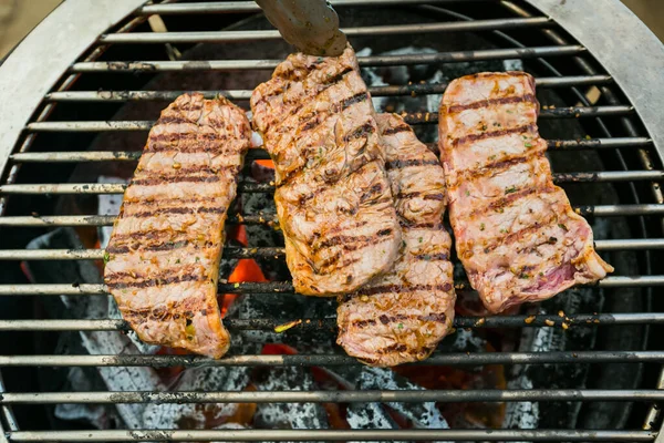 Barbekü Izgarasında Biftek Pişirilmiş Akşam Yemeği Seçici Odaklanma — Stok fotoğraf