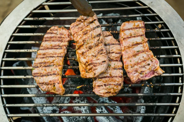 Barbekü Izgarasında Biftek Pişirilmiş Akşam Yemeği Seçici Odaklanma — Stok fotoğraf