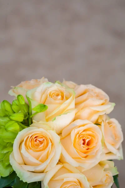 Schöne Blumen Auf Dem Tisch Hochzeitstag Strand — Stockfoto