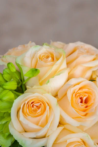 ビーチでの結婚式の日のテーブルの上の美しい花 — ストック写真