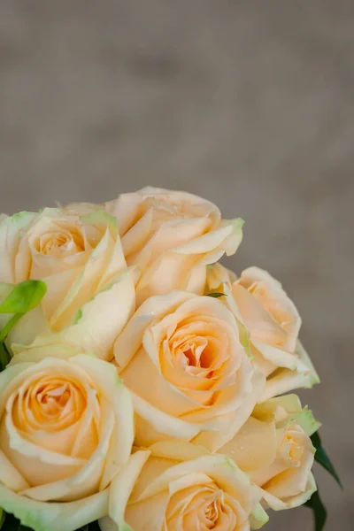 Piękne Kwiaty Stole Dniu Ślubu Plaży — Zdjęcie stockowe