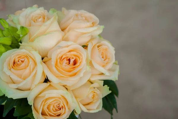 Düğün Günü Kumsaldaki Masada Güzel Çiçekler — Stok fotoğraf