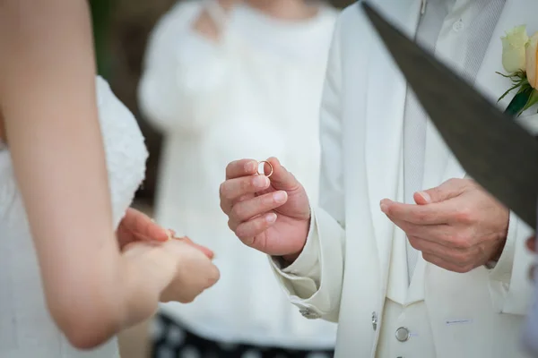 Foto Homem Mulher Com Anel Casamento Foco Seletivo — Fotografia de Stock