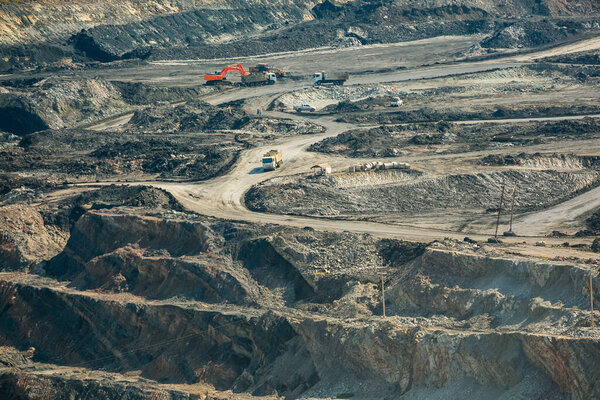 Горнодобывающие самосвалы, работающие в угольной шахте, используются в качестве источника электроэнергии в стране.