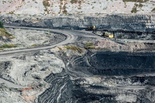 Горнодобывающие самосвалы, работающие в угольной шахте, используются в качестве источника электроэнергии в стране.