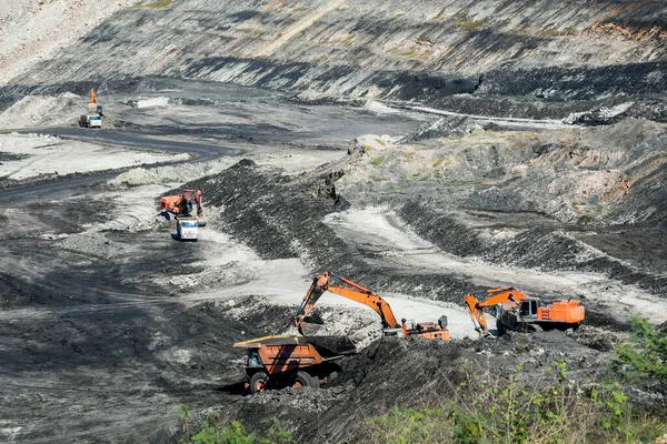Kömür madeninde çalışan maden kamyonları ülkede elektrik üretimi için kullanılıyor..
