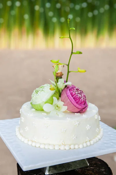 Schöne Hochzeitstorte Mit Blumen Der Spitze — Stockfoto