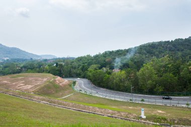 Su deposu barajının çevresi Penang, Malezya 'daki baraj sırtı üzerinde. Teluk Bahang Barajı..