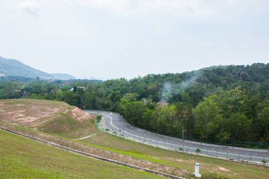 Su deposu barajının çevresi. Penang, Malezya 'daki baraj sırtında. Teluk Bahang Barajı..