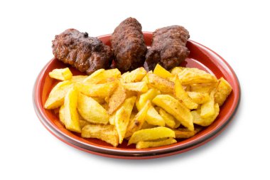 Şeffaf arka planda izole edilmiş patates kızartmalı geleneksel yemekler.