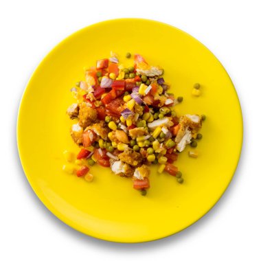 Şeffaf arkaplanda nuggetlı sebze salatası.