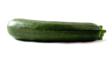 Taze yeşil kabak beyaz arkaplanda izole edildi