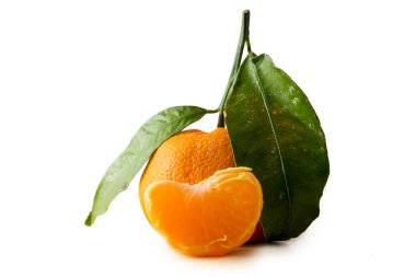 Beyaz arkaplanda yaprakları izole edilmiş mandalinalar