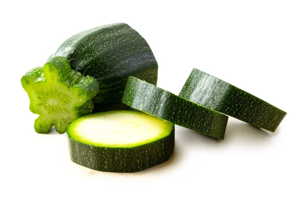 Courgettes Vertes Fraîches Avec Des Tranches Isolées Sur Fond Blanc — Photo