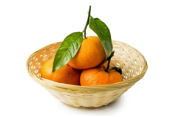 Mandarine Avec Feuilles Dans Panier Isolé Sur Fond Blanc — Photo