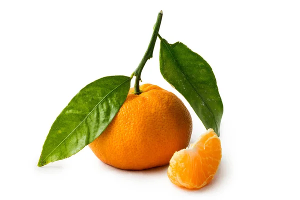 Mandarine Avec Feuilles Isolées Sur Fond Blanc — Photo