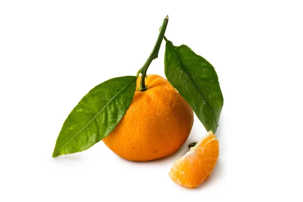 Mandarine Avec Feuilles Isolées Sur Fond Blanc — Photo