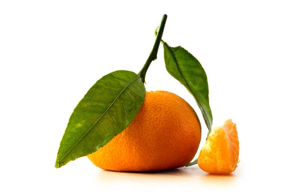 Mandarine Avec Feuilles Isolées Sur Fond Blanc — Photo