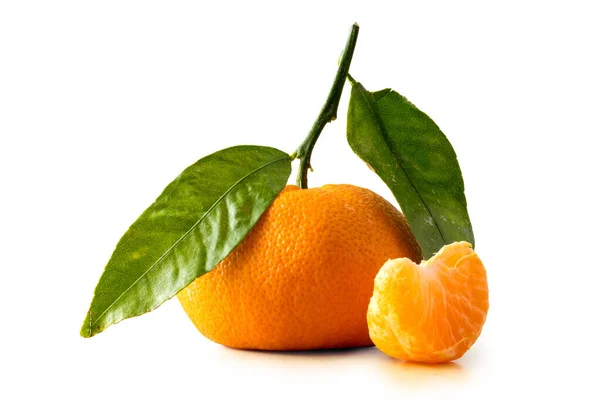 Mandarine Mit Blättern Isoliert Auf Weißem Hintergrund — Stockfoto