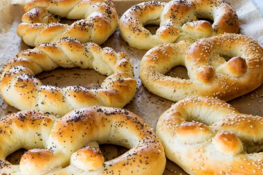 Taze ev yapımı geleneksel simit ve kraker.