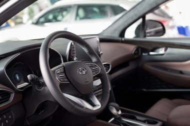 Rusya, İzhevsk - 30 Ekim 2019 Hyundai Showroom. Yeni Santa Fe 'nin iç mimarisi. Ünlü dünya markası.