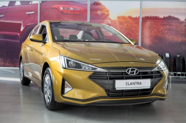Rusya, İzhevsk - 30 Ekim 2019: Hyundai galerisinde yeni modern araba Elantra. Ünlü dünya markası.