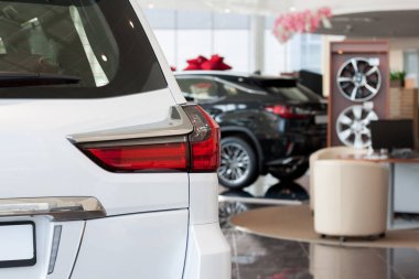 Rusya, İzhevsk - 21 Nisan 2018: Showroom Lexus. Galeride yeni arabalar.