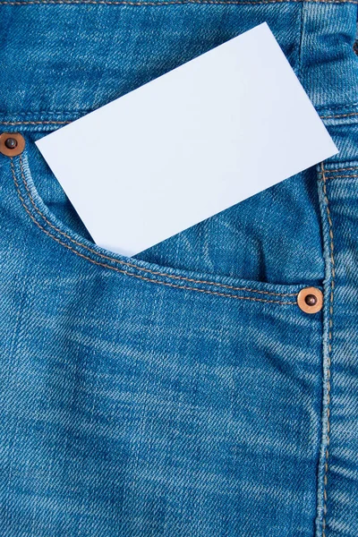 空の白いカードは青いジーンズのポケットに横たわっている. — ストック写真