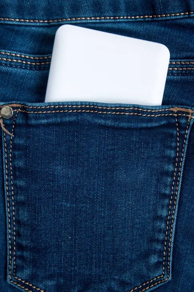 白いスマートフォンは後ろのジーンズのポケットに横たわっている. — ストック写真