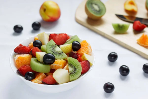 Ensalada fresca con varias frutas. Estilo de vida saludable . — Foto de Stock