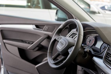 Rusya, İzhevsk - 11 Eylül 2019 Audi Showroom. Yeni Audi Q5 Quattro 'nun iç mimarisi..