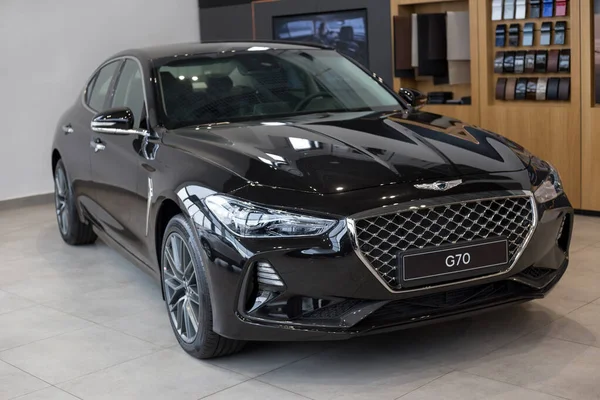 Rusya, İzhevsk - 16 Ekim 2019: Hyundai sergi salonunda yeni modern Genesis G70.