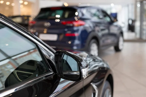 Rusia, Izhevsk - 16 de octubre de 2019: Sala de exposición Hyundai. Nuevos coches modernos en la sala de exposición distribuidor . — Foto de Stock