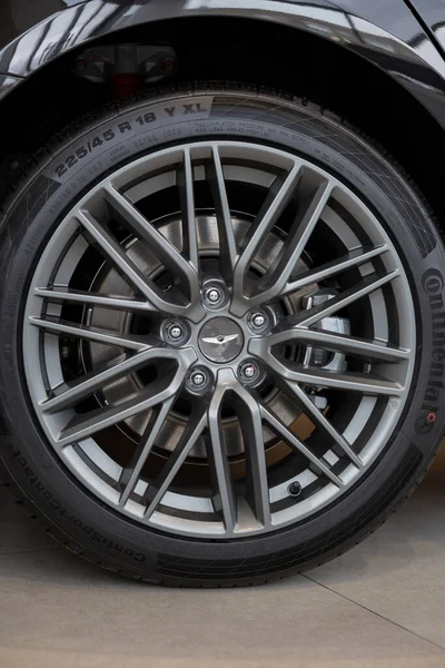 Russia, Izhevsk - October 16, 2019: Hyundai showroom. The wheel with alloy wheel of a new Genesis G70 car. — Stock Photo, Image