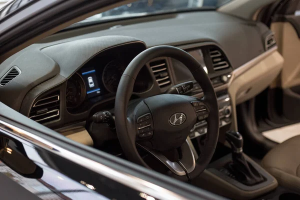 Rusia, Izhevsk - 16 de octubre de 2019: Sala de exposición Hyundai. Interior del nuevo Elantra moderno con transmisión automática . —  Fotos de Stock