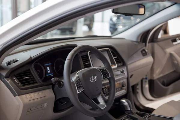Россия, Ижевск - 16 октября 2019 года: автосалон Hyundai. Интерьер новой современной сонаты с автоматической коробкой передач . — стоковое фото