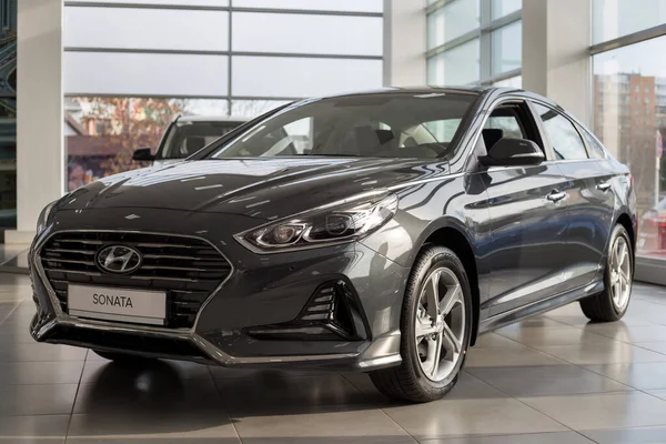 Rusya, İzhevsk - 30 Ekim 2019: Hyundai sergi salonunda yeni modern sonat. Ünlü dünya markası.