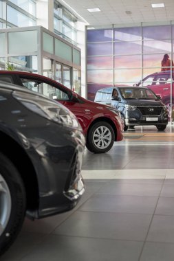 Rusya, İzhevsk - 30 Ekim 2019 Hyundai Showroom. Yeni modern arabalar galeride..