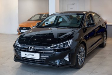 Rusya, İzhevsk - 16 Ekim 2019: Hyundai galerisinde yeni modern Elantra. Ünlü dünya markası.